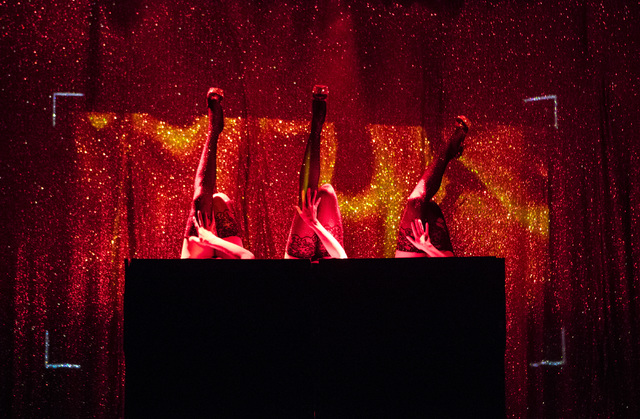 Сексуальные тёлки танцуют на сцене и демонстрируют зрителям свои трусики