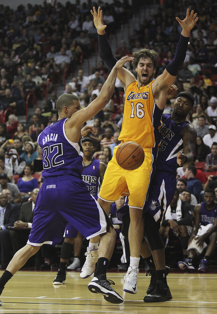 McCallum's putback at buzzer lifts Kings past Lakers in Las Vegas 