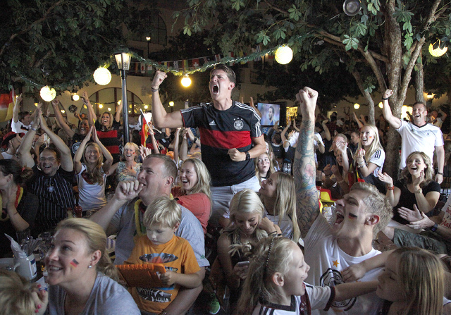 Von Wurst bis Vuvuzela, von kurios bis laut: Fan-Artikel zur WM