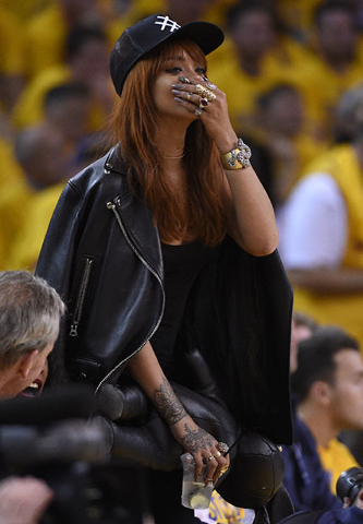 Rihanna and Floyd Mayweather watch LA Lakers courtside