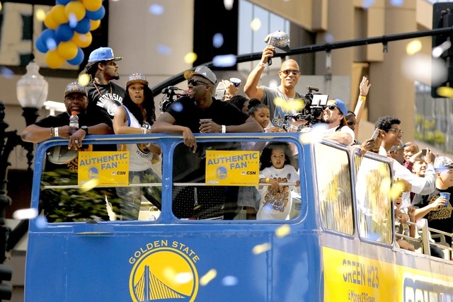 Draymond trolls the Cavs with his parade T-shirt, sparking a