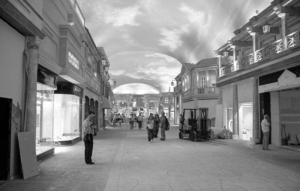Forum Shops opened in Las Vegas 25 years ago today — PHOTOS, Fashion
