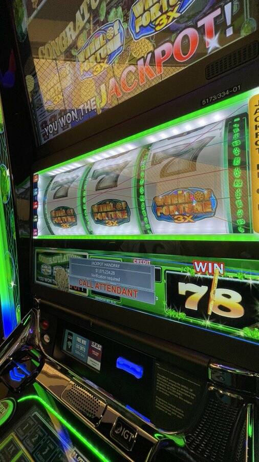Las Vegas resident hits $10.5 million jackpot on slot machine