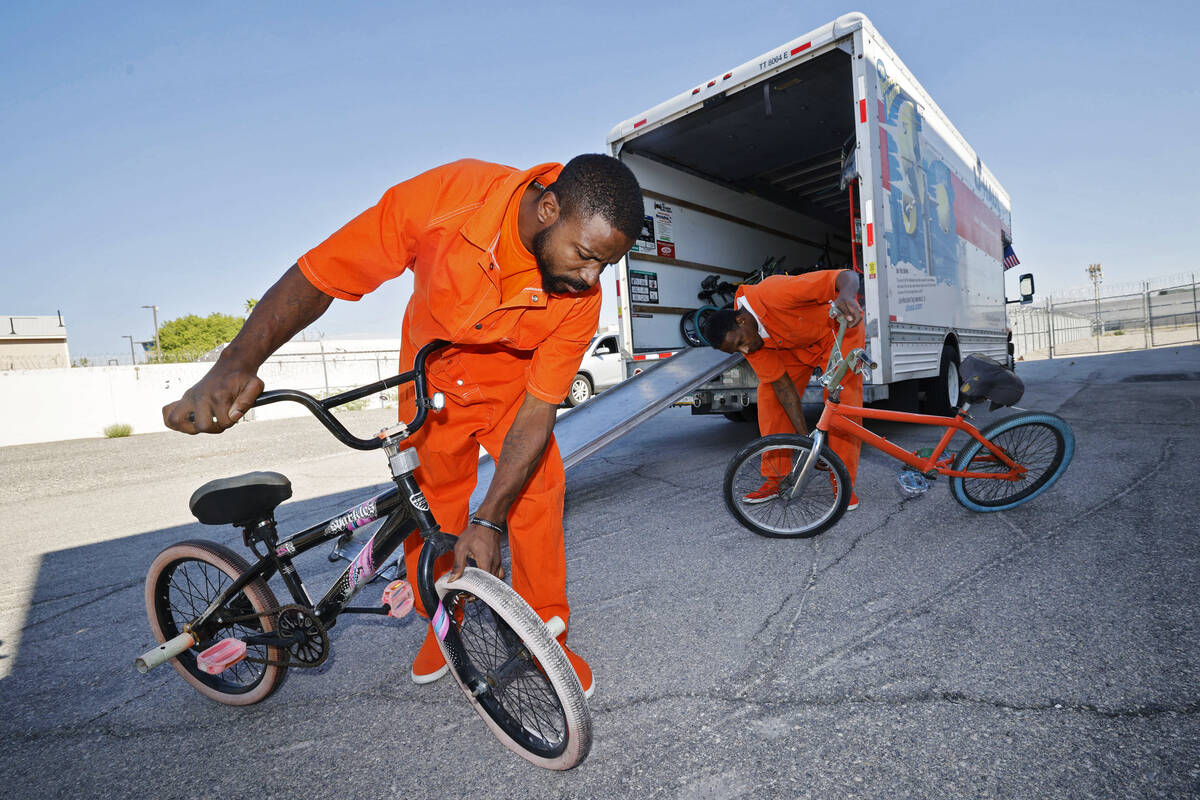 Inmates repair bicycles to give to veterans through program, North Las  Vegas